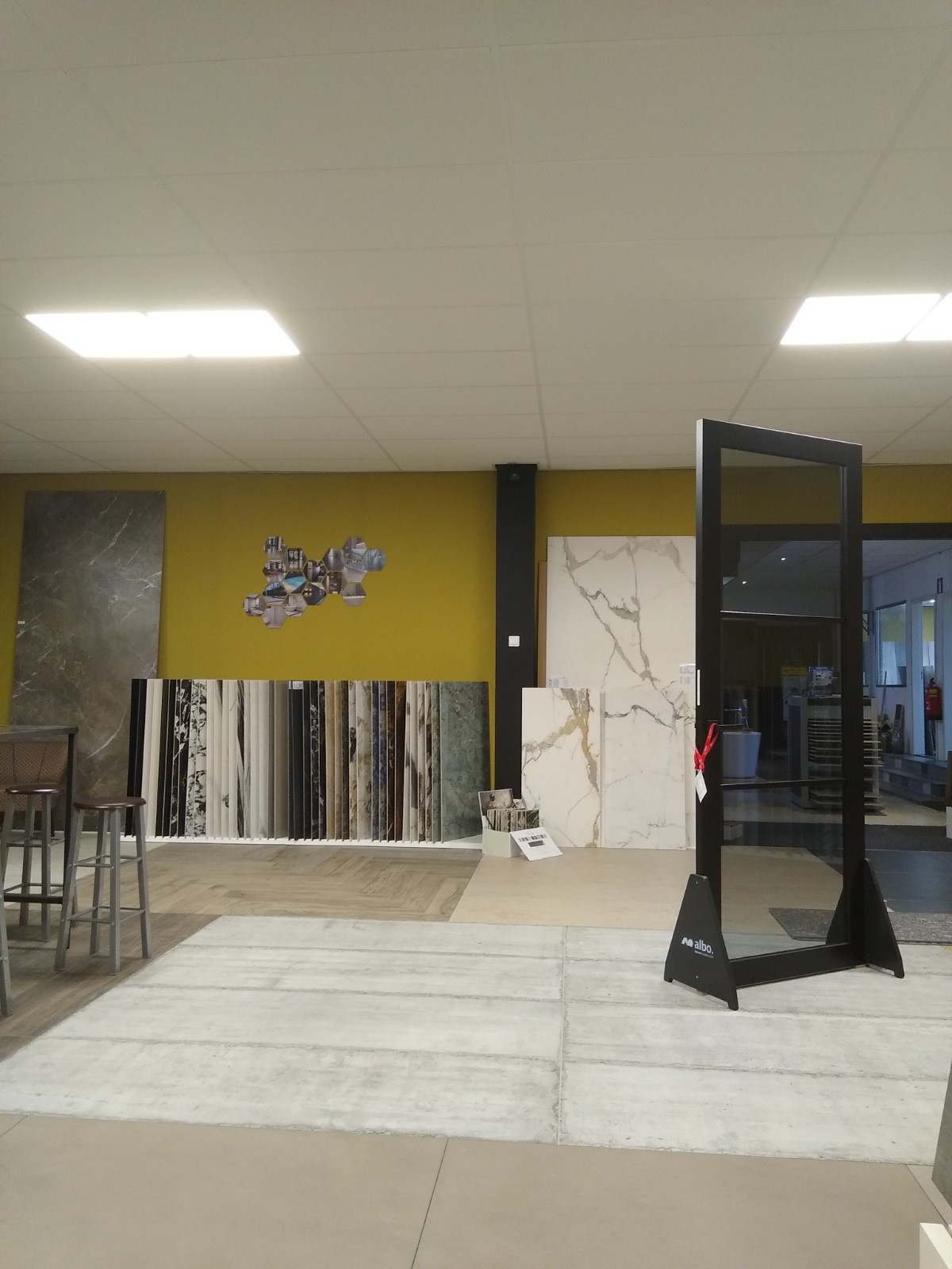 content.24.showroom achter naar midden